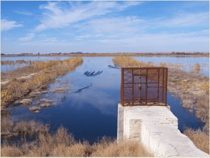 Holbrook Reservoir is in a broad shallow basin formed in overburden soils overlying the Smokey Hill Member of the Niobrara Formation. Photo via Deere & Ault Consultants.