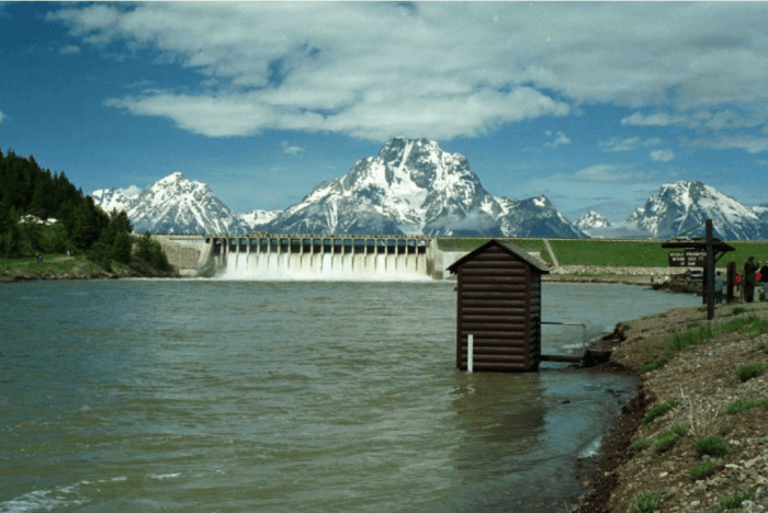 The Snake River, Jackson Lake Dam and the Teton Range. 1997 photo/Wikipedia